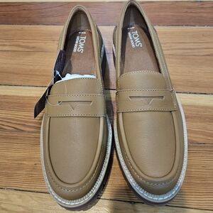 TOMS Loafers tan, size 10 BNWT